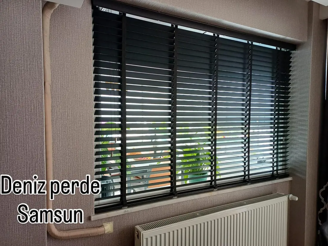 Balkon kapısında koyu renk jaluzi perde