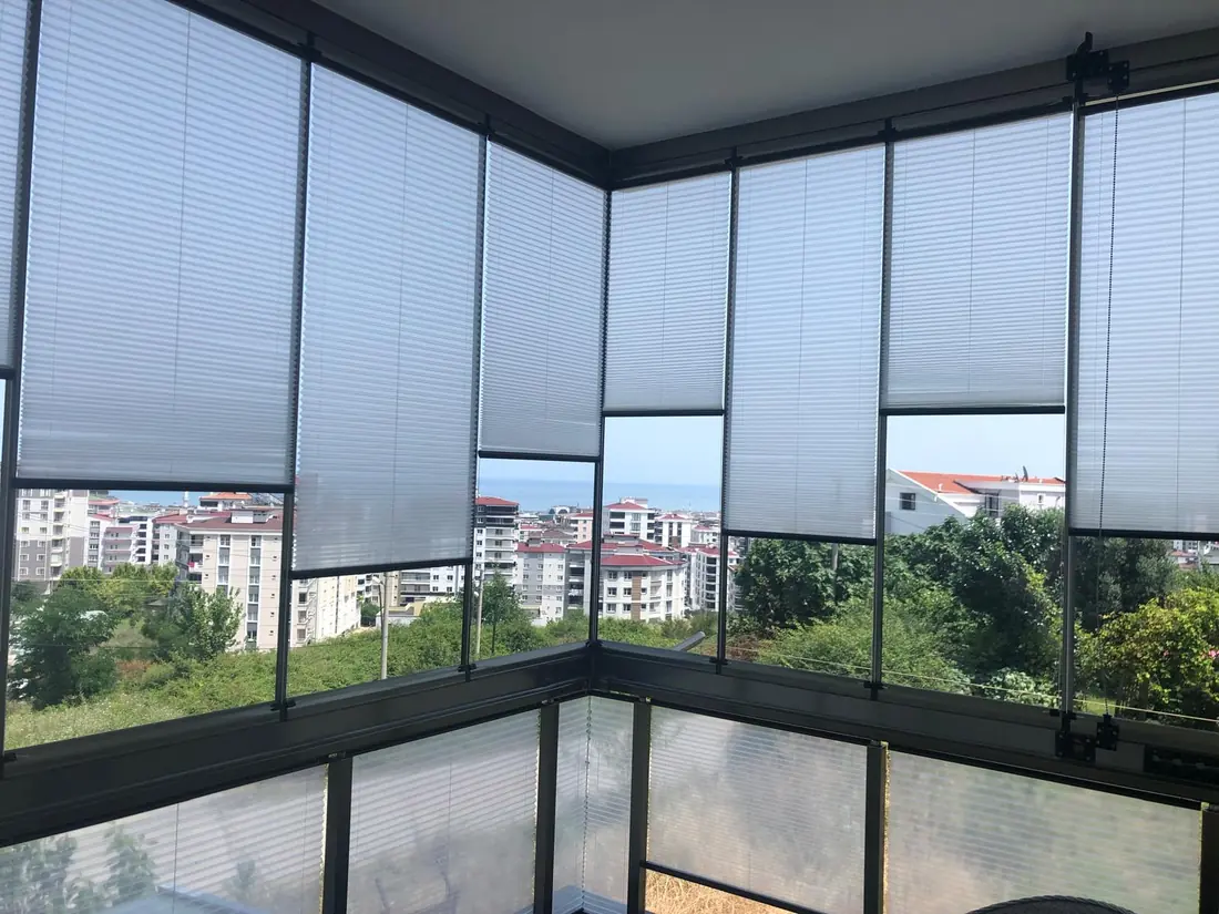 Cam kış bahçesi cephesinde stor perde dizilimi