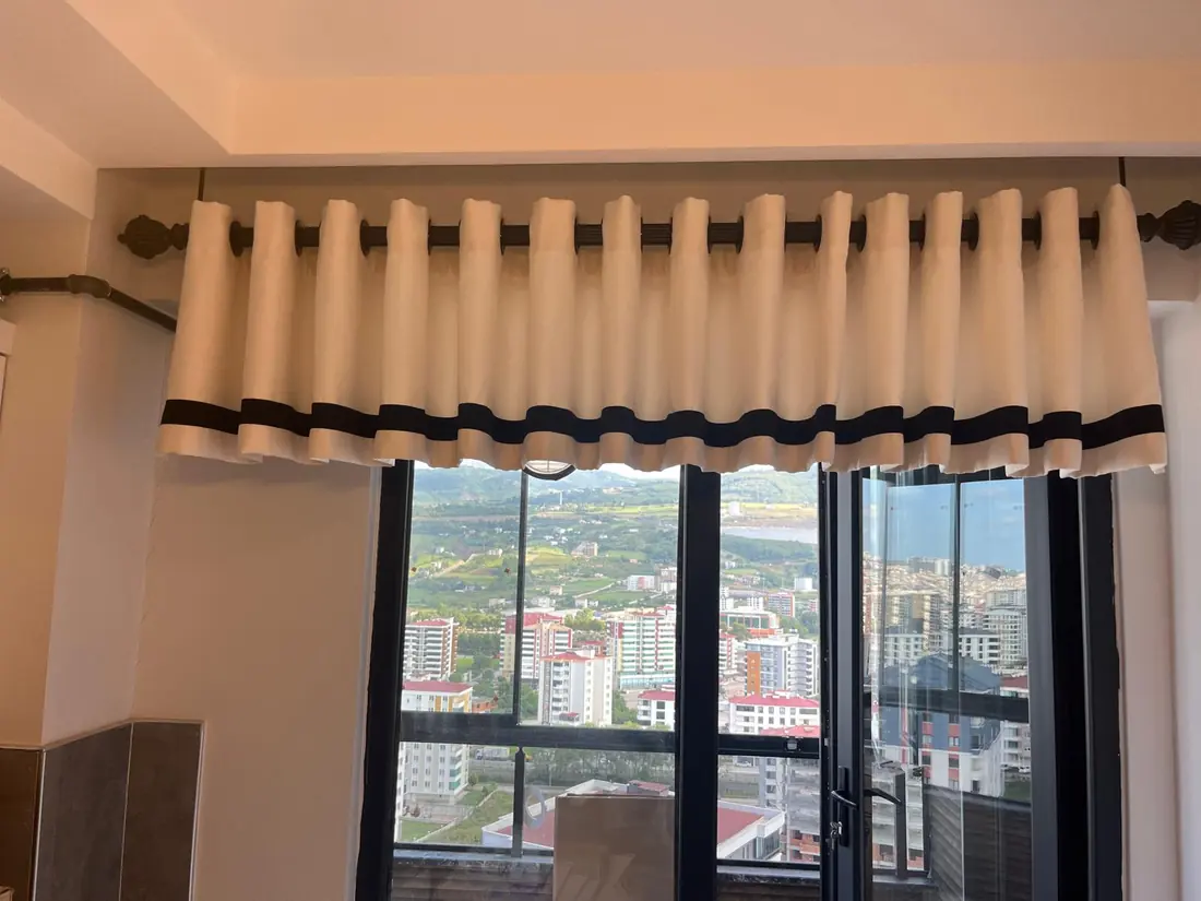 Fon perde volan ve beyaz tül ile pencere uygulaması