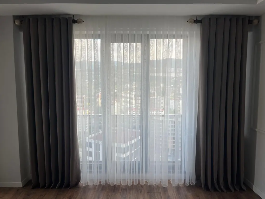 Gri file tül perde, şehir manzaralı pencere