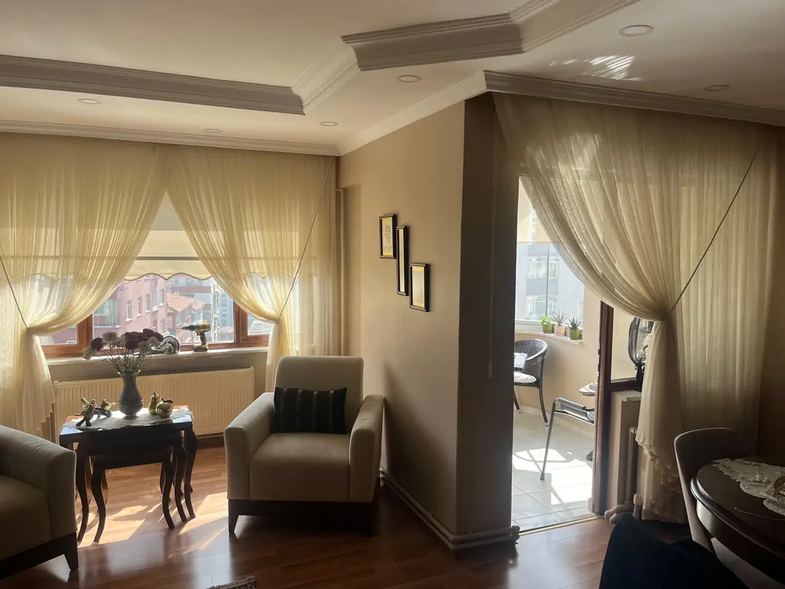 Bej tonlarda salon, krem file tül perde uygulaması