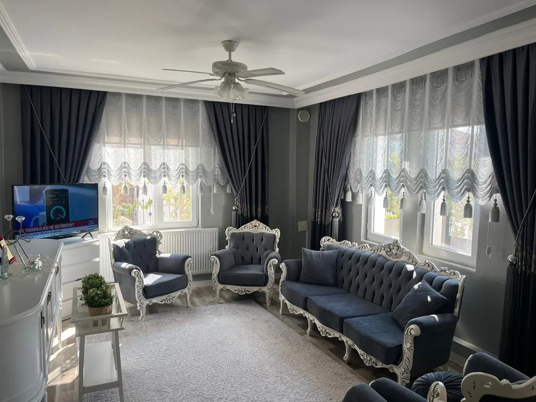 Antrasit fon ve beyaz tül perde ile salon uygulaması