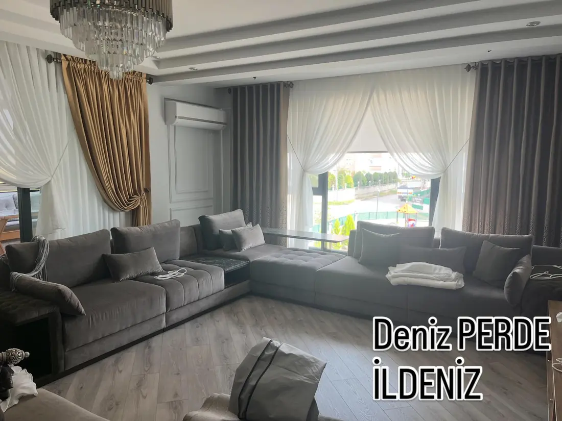 Geniş salonda hardal fon ve beyaz tül perde