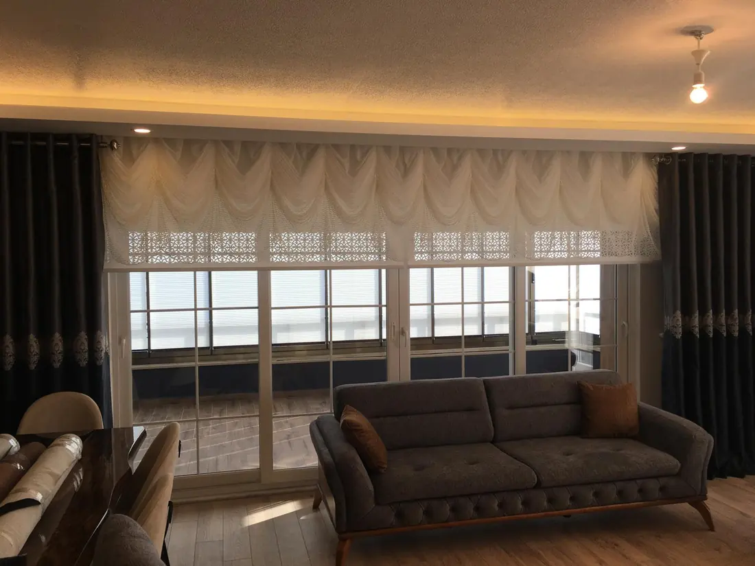 Fon perde volanı ve tül ile salon penceresi