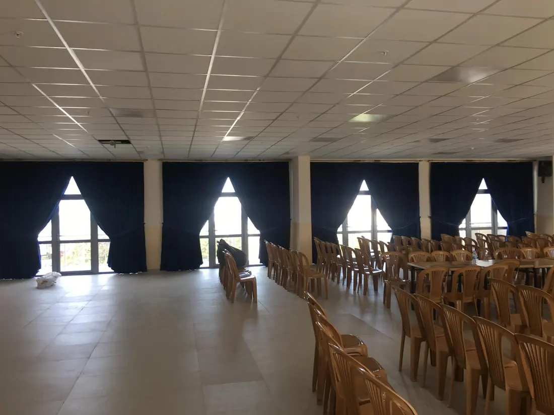 Toplantı salonunda lacivert fon perde uygulaması
