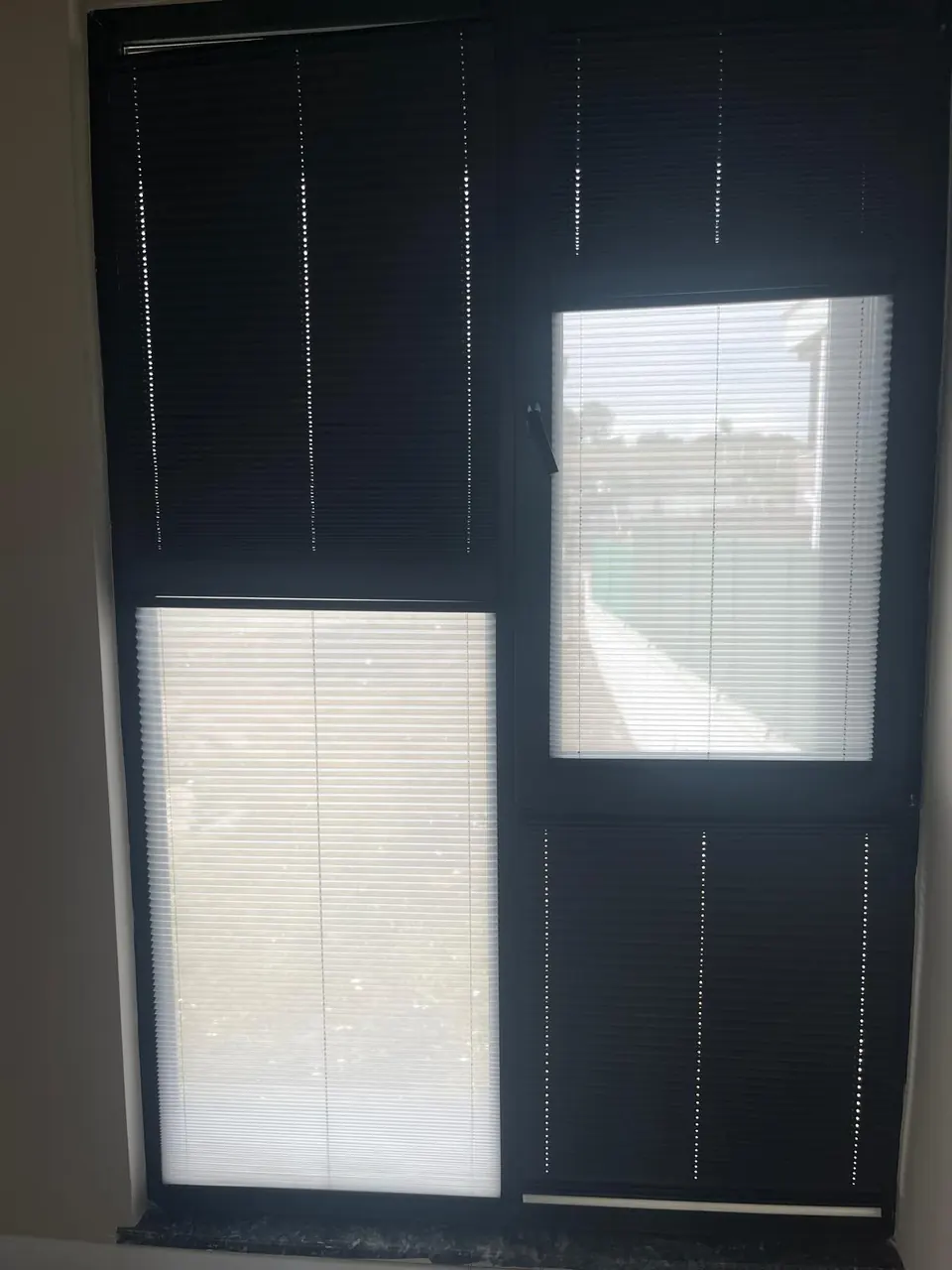 Balkon kapısında jaluzi ve panel perde kombinasyonu
